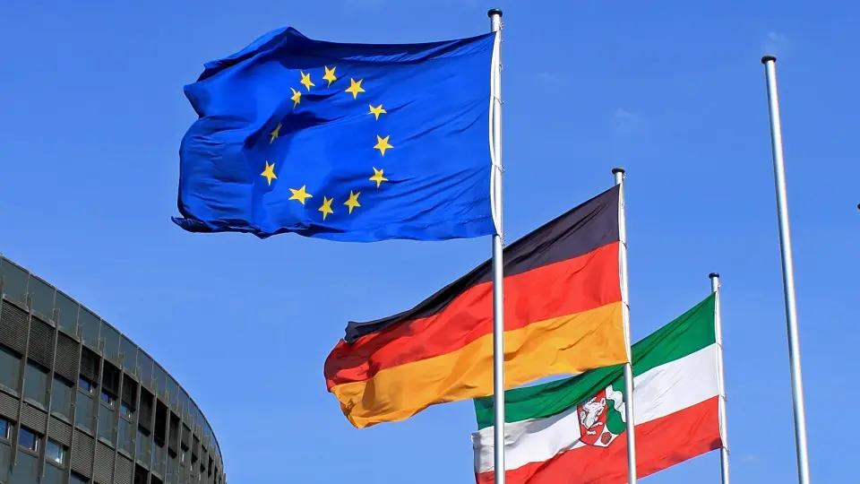 Europaflagge, Deutschlandflagge und die Flagge von NRW